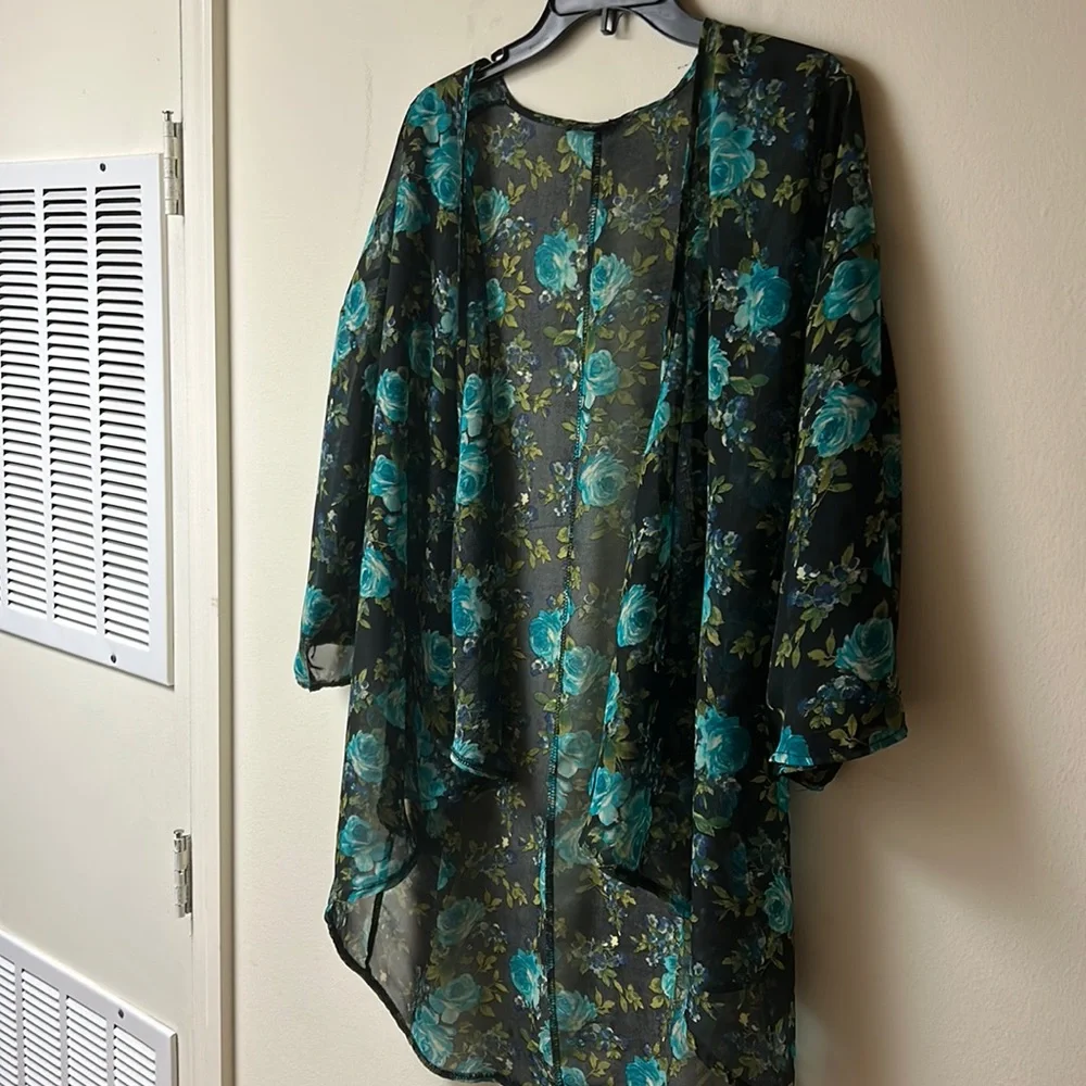 Black and Blue Floral Sheer Kimono - Picture 6 of 7